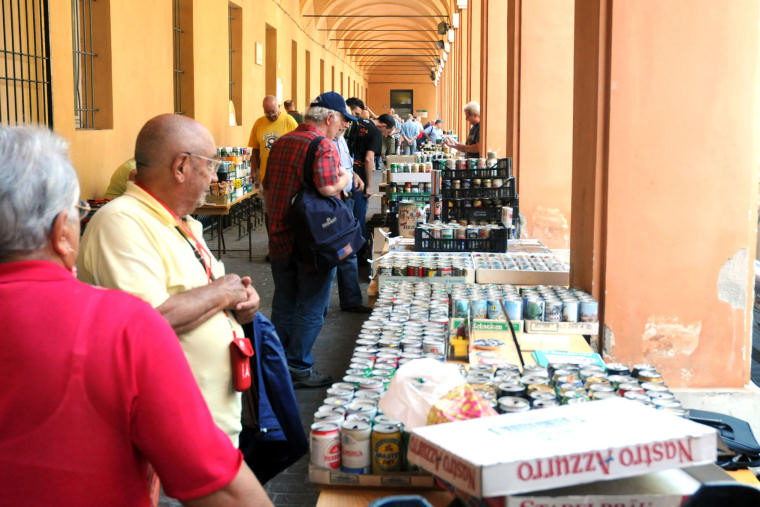 Sotto i portici di via Fausto Beretta