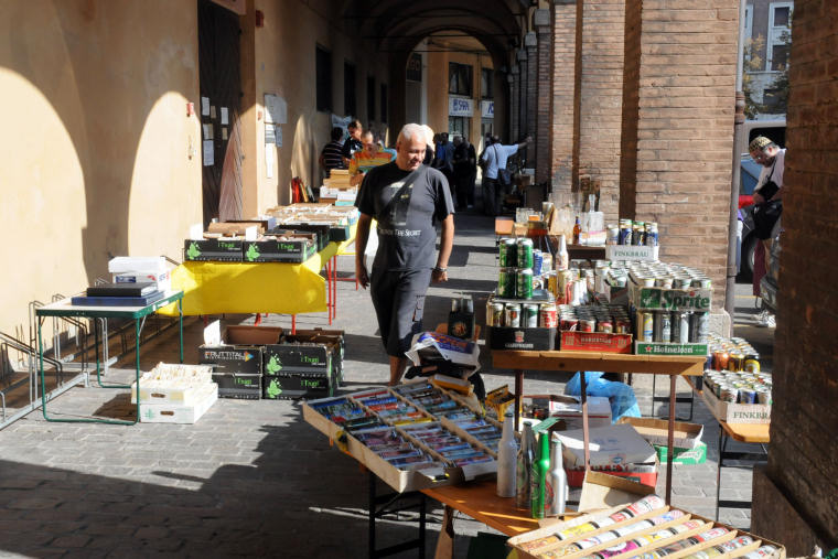 Sotto i portici di via Fausto Beretta