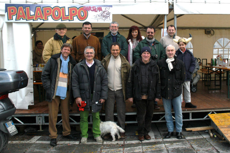 foto di gruppo all'ingresso dello stand